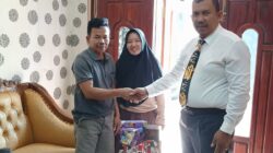 CALON KADES KEMANTAN NO URUT 2 SYAMSUDIN BERI KADO UNTUK ANAK SEKOLAH MINGGU DAN PEMUDA GPdI HOSANNA ASAMERAH