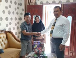CALON KADES KEMANTAN NO URUT 2 SYAMSUDIN BERI KADO UNTUK ANAK SEKOLAH MINGGU DAN PEMUDA GPdI HOSANNA ASAMERAH